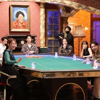 左から）新田ゆう、西山智樹、屋敷裕政（ニューヨーク）、後藤輝基(フットボールアワー)、嶋佐和也（ニューヨーク）、汐見まとい（yosugala）、近藤頌利、まぁみ『酒のツマミHANARE』©フジテレビ