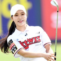 “純白ミニスカ”でしゃがみ込んで…ミス・コリア出身ゴルファー、美脚チラリの近況SHOTにファン虜【PHOTO】 画像