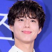 俳優パク・ボゴム、“青春”をテーマに様々な表情を披露！透明感あふれる雑誌カットで魅了【PHOTO】