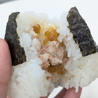 ぼんご監修 ごちむすび いくらと秋鮭＠撮影：渡邉