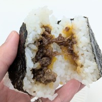 ぼんご監修 ごちむすび 牛そぼろと卵黄ソース＠撮影：渡邉