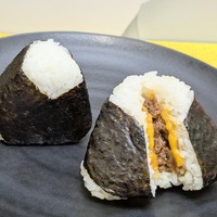 ぼんご監修 ごちむすび 牛そぼろと卵黄ソース＠撮影：渡邉