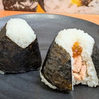 ぼんご監修 ごちむすび いくらと秋鮭＠撮影：渡邉