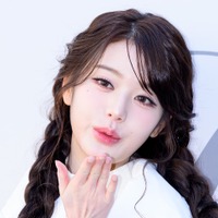 IVE・ウォニョン、投げキッスで純白の冬の女神に！異次元のスタイル引き立つコーデに注目【独自写真】