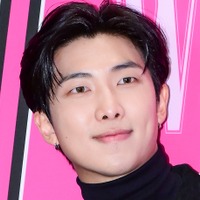 BTS・RM、秋を楽しむ“日常ショット”公開！モデル級スタイルに視線クギ付け【PHOTO】