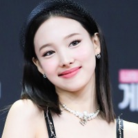 「反則です」TWICE・ナヨン、“胸元ぱっくり”ワンピで大人の魅力！上目遣いSHOTにファン悶絶【PHOTO】