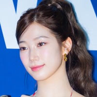 LE SSERAFIM・カズハ、ざっくり肩見せニット姿で魅了…アンニュイな表情にファンため息【PHOTO】