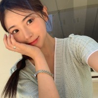 「冬の新婦だ！」韓国プロ野球チア、“すけすけ肩ヒモ”が眩しい純白衣装にファン騒然「結婚したい」【PHOTO】