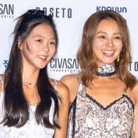 本当に14歳…？秋山成勲の娘サランちゃん、モデル母譲りの美貌＆スタイル際立つ“成熟ビジュアル”に視線集中【PHOTO】