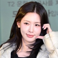 “ほぼ紐”ドレスで話題になったi-dle・ミヨン、“腹チラ”ルックで可愛さと妖艶さを披露【独自写真】