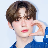 「新宿にいたなんて！」ZB1ソン・ハンビン、イケメンオーラ漂う“東京出没SHOT”が話題【PHOTO】