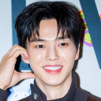 俳優ソン・ガン、186cmの抜群スタイルに視線集中！シックなレザールックでイベントに登場【独自写真】