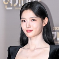子役時代の面影ゼロ？女優キム・ユジョン、背中あらわな肩出しドレスで妖艶な魅力「AIより綺麗」【PHOTO】 画像