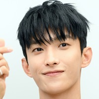 「スウィートすぎる…」SEVENTEEN・ドギョム、メガネ越しの“ウインクSHOT”に胸キュン！【PHOTO】