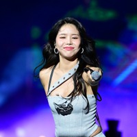 腰の線がくっきり…ソラ、モノキニ姿で妖艶な肌見せ！爽やかなプールサイドSHOTで視線強奪【PHOTO】