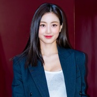 TWICE・ジヒョ、“超ミニ丈”ボトムスで生脚全開に！小麦肌際立つ太ももクロスSHOT【PHOTO】 画像