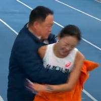 フィニッシュ直後に“不適切な身体接触”？女性ランナーに対する男性監督の行為が韓国で問題視