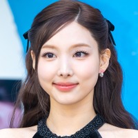 直視できない…TWICE・ナヨン、“胸元ゆるめ”ドレスで魅せた抜群スタイル！「最高すぎ」【PHOTO】