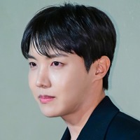 BTS・J-HOPE、ファッション誌に登場！“完全体”で過ごしたLAでの思い出語る「来年の春が楽しみ」【PHOTO】