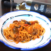 ＜海老とマッシュルームのトマトクリーム オマール海老のビスク仕立て＞単品：907円