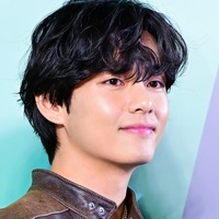 BTS・V、汗に濡れた“美麗ビジュアル”で視線強奪　いたずらっぽい笑顔＆ピースに胸キュンも【PHOTO】