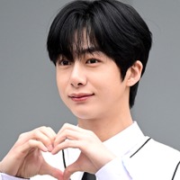 MONSTA X・ヒョンウォン、甘すぎるビジュで話題…ピンクカーデのオフショットにファン悶絶【PHOTO】