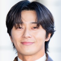 バッキバキ…俳優パク・ソジュン、鍛え上げられた上半身を思いきり公開！海で見せた姿が話題【PHOTO】