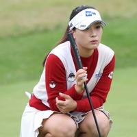 深めのスリットから生脚チラッ…韓国22歳女子ゴルファー、大胆な肩見せドレスに大絶賛「美の女神」【PHOTO】 画像