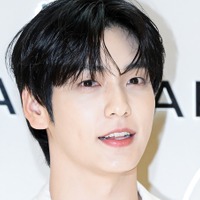 TXT・スビン、日本の“人気アイス”を片手に夜の街に出没！オフショットに反響「メロオッパすぎ」【PHOTO】
