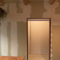 キッチンの壁もあえて「ラフ仕上げ」に©ＭＢＳ