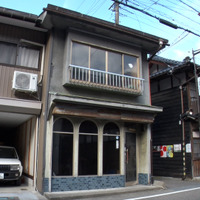 購入した空き家は築６５年の元美容室©ＭＢＳ