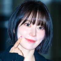 LE SSERAFIM・宮脇咲良、手作りマフラーでキュートな“赤ずきん”に変身！「天才的に可愛い…」【PHOTO】