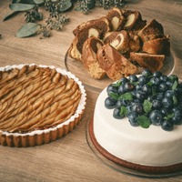 林檎とシナモンピーカンナッツのタルト（左）／マーブルパウンドケーキ（奥）／ブルーベリームース（手前右）