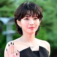 i-dle・ソヨン、むき出しの背中から露わになったタトゥーに注目！妖艶さたっぷりの表情で魅了【PHOTO】