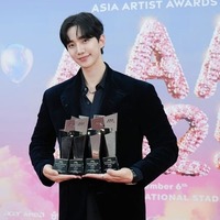 イ・ジュノ、AAA2025を席巻　MCから4冠まで見せた完璧な一日