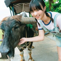 蒔埜さんからのリクエストで、水牛と触れ合い体験をエンジョイ。撮影／U-YA　©︎光文社