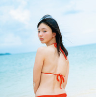 バレーボールで鍛えたヒップラインが美しい、ビーチでのワンカット。撮影／U-YA　©︎光文社