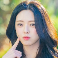 「品川駅に女神降臨…」ITZY・ユナ、来日ショットが話題！ミニ丈からのぞく“くびれウエスト”に釘付け【PHOTO】