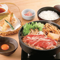 黒毛和牛の牛すきうどん鍋定食　～海老天ぷら盛り合わせ付～　特別価格（税込2,748円）