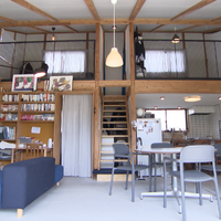 まるでドールハウスのようにリビングからキッチン、2階もほぼ全ての部分が丸見えの空間に©MBS