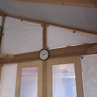 家中の間仕切りには「透湿防水シート」という特殊な布を使用©MBS