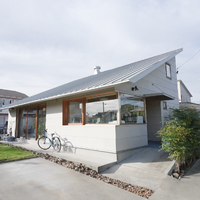 建築家が設計した“ローコストハウス”。大きな屋根は「片流れ屋根」という形を採用した©MBS