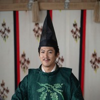 足利義昭／尾上右近（C）NHK