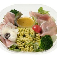 生ハムとチーズのバジルサラダ（税込645.84円）