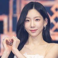 胸元の線が見える…少女時代・テヨン、白タンクトップ姿に注目！儚げかつ洗練された雰囲気【PHOTO】