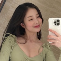 清純な顔からは想像できない露出…女優ユン・チェギョン、複数のスリットが入った水着姿を公開【PHOTO】