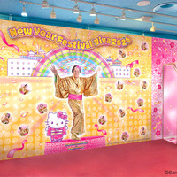 「マツケン×ハローキティフォトスポット」が登場© 2025 SANRIO CO., LTD. TOKYO, JAPAN 　著作 株式会社サンリオⒸSanki Promotion Co.,Ltd. All Rights Reserverd