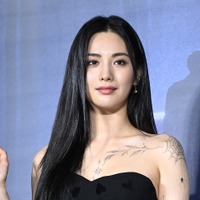 体中のタトゥーを「バカみたい」と後悔し除去したナナ、ランジェリー姿で“ありのままの素肌”を公開【PHOTO】