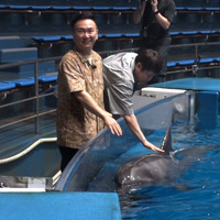 （左から）アクアパークで癒されまくる山内、井上（C）MBS