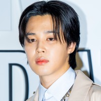 BTS・JIMIN、白スーツで魅せる成熟した色気…“彫刻級フェイスライン”にため息【PHOTO】
